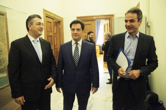ΝΔ: ‘Παράθυρο’ για οικουμενική κυβέρνηση χωρίς Τσίπρα πρωθυπουργό ανοίγουν Μητσοτάκης και Τζιτζικώστας