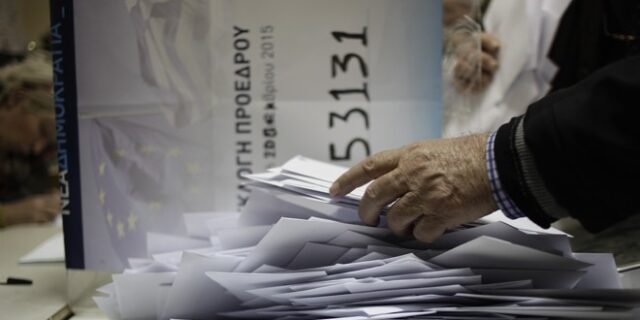 Στη ΝΔ ακόμη περιμένουν τα φαξ: Αργά το απόγευμα τα επίσημα αποτελέσματα