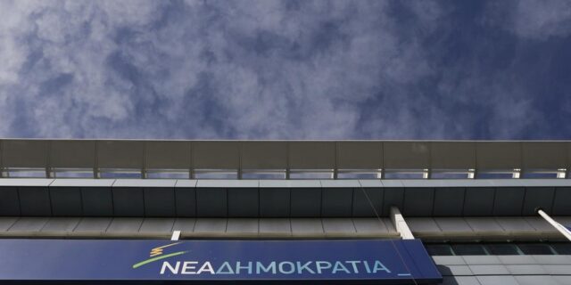 “Σε πανικό ο Αλέξης Τσίπρας”, απαντά η ΝΔ στα βέλη κατά Μητσοτάκη