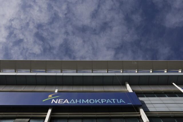 “Σε πανικό ο Αλέξης Τσίπρας”, απαντά η ΝΔ στα βέλη κατά Μητσοτάκη