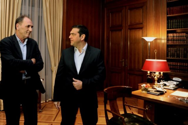 Σταθάκης: Ήταν λογαριασμοί της μητέρας μου και αγροτεμάχια της συζύγου μου