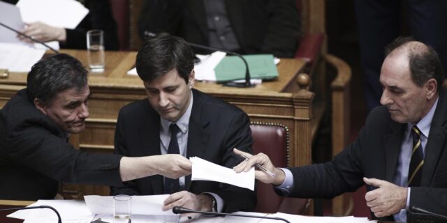 Οι δανειστές απαιτούν και η κυβέρνηση αποσύρει το παράλληλο πρόγραμμα