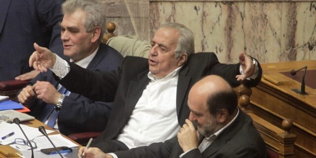 Ο καραμανλικός Παπαγγελοπουλος απαντά σε προεκλογικό σόου Άδωνι στη Βουλή