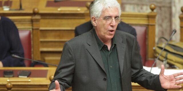 Ο Παρασκευόπουλος απαγορεύει ρητά την υιοθεσία από ομόφυλα ζευγάρια