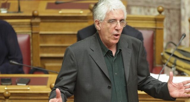 Ο Παρασκευόπουλος απαγορεύει ρητά την υιοθεσία από ομόφυλα ζευγάρια