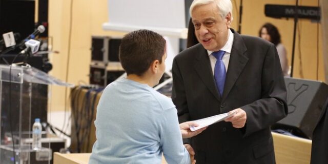 Παυλόπουλος σε μαθητές: Υπόσχομαι να σταματήσω το κάπνισμα
