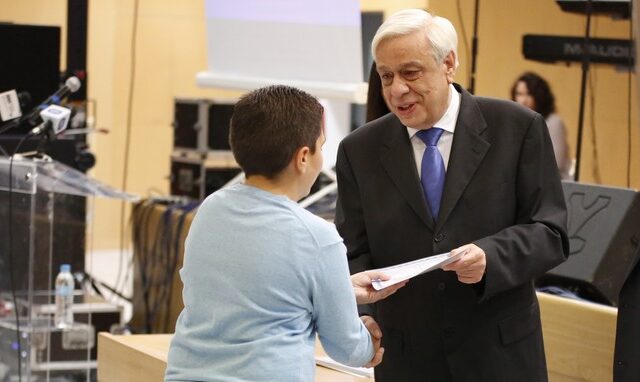 Παυλόπουλος σε μαθητές: Υπόσχομαι να σταματήσω το κάπνισμα
