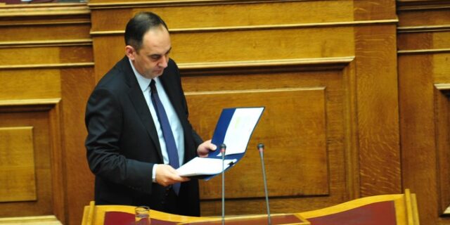 Η ΝΔ αποκάλεσε τον Τσίπρα ‘κουμουνιστή’ αλλά μετά το διόρθωσε