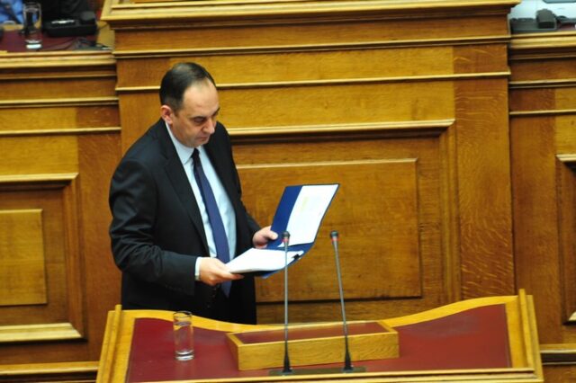 Η ΝΔ αποκάλεσε τον Τσίπρα ‘κουμουνιστή’ αλλά μετά το διόρθωσε