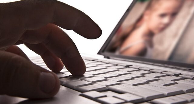 Για παιδική πορνογραφία σε βάρος μίας 13χρονης κατηγορούνται ένας 44χρονος και δύο ανήλικοι