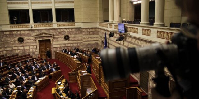 Υπερψηφίστηκε ο προϋπολογισμός, “καταψηφίστηκε” η συναίνεση στη Βουλή