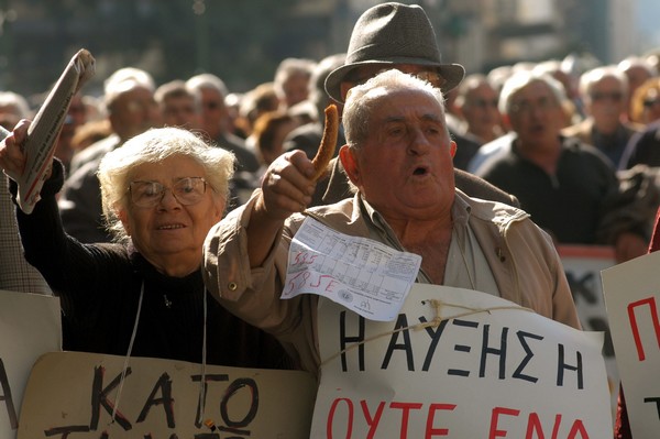 Όχι από τους θεσμούς σε αύξηση εισφορών. Ζητούν περικοπές έως 30% στις συντάξεις