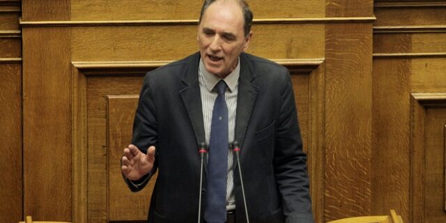 Τους κινδύνους της μεταβίβασης των κόκκινων δανείων σε funds, αναγνωρίζει ο Σταθάκης