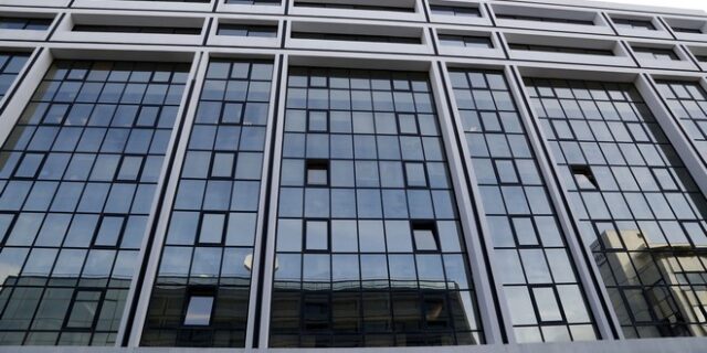 Εισβολή κουκουλοφόρων στα γραφεία του Τειρεσία. Λιποθύμησε υπάλληλος