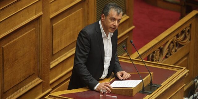 Πολιτικό γάμο μεταξύ ομόφυλων ζευγαριών ζητεί ο Σταύρος Θεοδωράκης