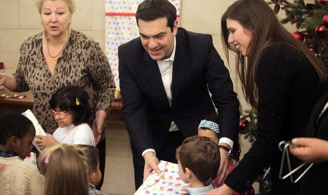 Κάλαντα στον πρωθυπουργό τραγούδησαν μαθητές του μουσικού γυμνασίου Ιλίου