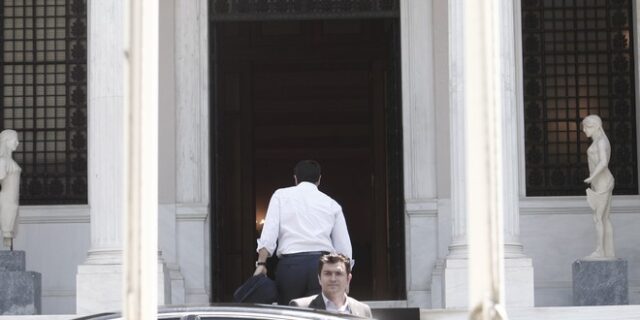 Ο Τσίπρας βλέπει τους βουλευτές του