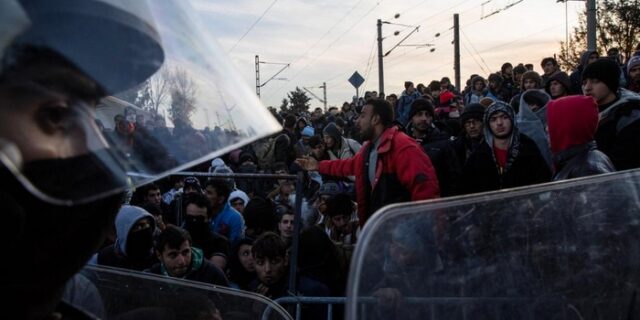 Ειδομένη: Ένταση και πετροπόλεμος μεταξύ προσφύγων και αστυνομίας