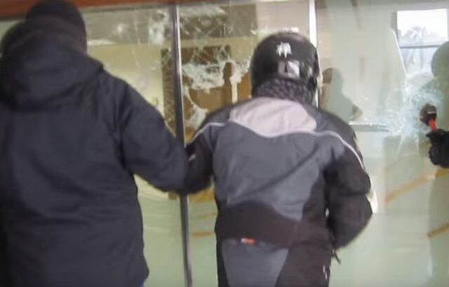 Βίντεο: Καρέ καρέ η στιγμή της εισβολής μελών του Ρουβίκωνα στον Τειρεσία