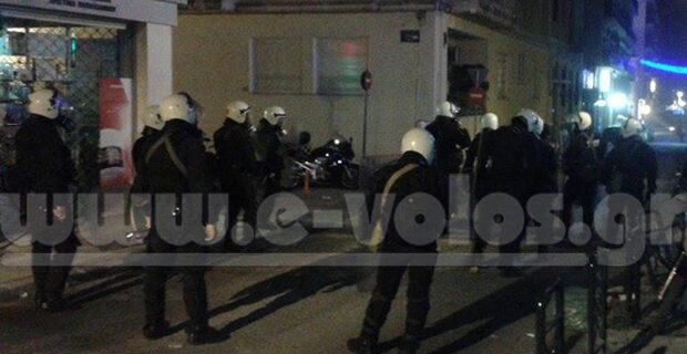 Προσαγωγή 12χρονου στον Βόλο που έπεσε στη θάλασσα. ΜΑΤ απαγόρευαν την έξοδο σε θαμώνες καφετεριών