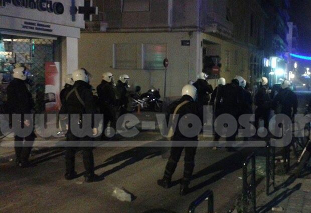 Προσαγωγή 12χρονου στον Βόλο που έπεσε στη θάλασσα. ΜΑΤ απαγόρευαν την έξοδο σε θαμώνες καφετεριών