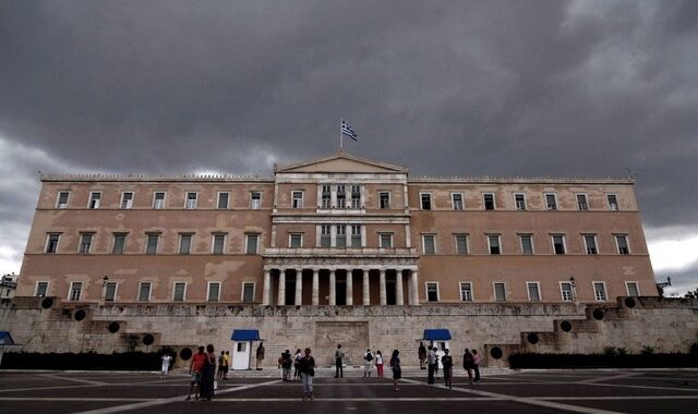 Aναδρομικές αυξήσεις σε συνταξιούχους βουλευτές σε εποχές μνημονίων