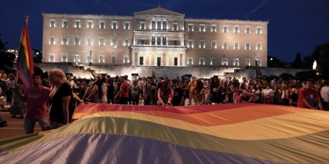 Πράσινο φως και για την τεκνοθεσία ομόφυλων ζευγαριών εξετάζει η κυβέρνηση, ανεξάρτητα από το σύμφωνο συμβίωσης
