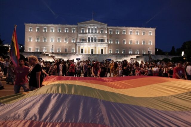 Πράσινο φως και για την τεκνοθεσία ομόφυλων ζευγαριών εξετάζει η κυβέρνηση, ανεξάρτητα από το σύμφωνο συμβίωσης