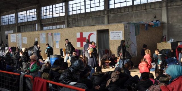 Χίος: ‘Κόντρα’ Frontex – τοπικών αρχών για τα ελενίτ στο κέντρο καταγραφής προσφύγων