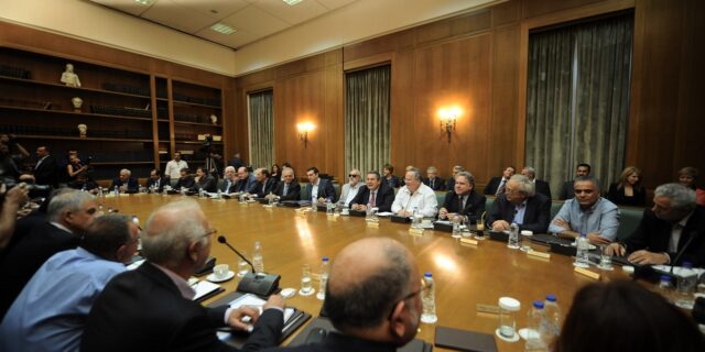 “Ρουσφέτι” στους ειδικούς συμβούλους υπουργών – Πώς “πηδάνε” 12 κλιμάκια με το νέο μισθολόγιο