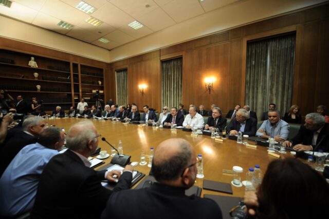 “Ρουσφέτι” στους ειδικούς συμβούλους υπουργών – Πώς “πηδάνε” 12 κλιμάκια με το νέο μισθολόγιο