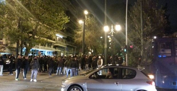 Μοτοπορεία οπαδών του Παναθηναϊκού έξω από τα γραφεία του ΣΥΡΙΖΑ