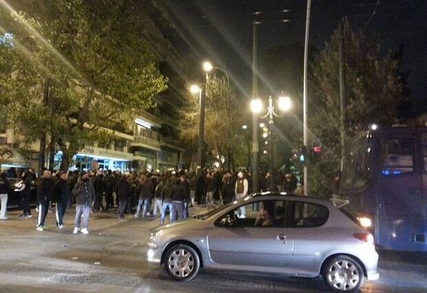 Μοτοπορεία οπαδών του Παναθηναϊκού έξω από τα γραφεία του ΣΥΡΙΖΑ