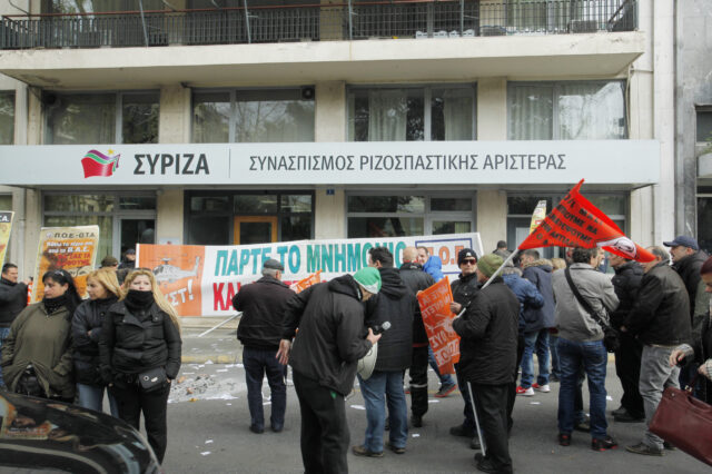 Συγκέντρωση της ΠΟΕ-ΟΤΑ έξω από τα γραφεία του ΣΥΡΙΖΑ