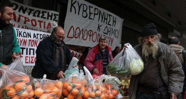 Αγρότες έστησαν λαϊκή αγορά έξω από το υπ. Εργασίας