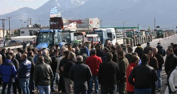 Ανυποχώρητοι οι αγρότες. Εντείνουν τις πιέσεις στην κυβέρνηση με ‘μπλακ άουτ’ και 12ωρους αποκλεισμούς των εθνικών οδών