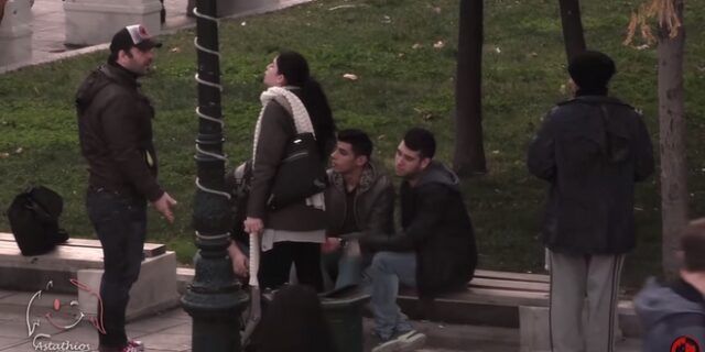 Πείραμα στην Ελλάδα: Bullying σε άστεγο. Εσύ πως θα αντιδρούσες;