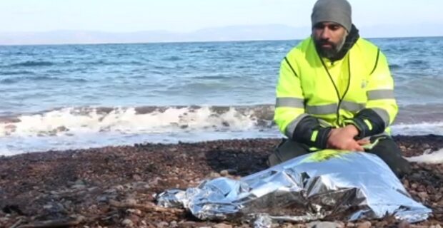 Βίντεο από τη Λέσβο: Ο βουβός θρήνος διασώστη δίπλα από ένα νεκρό παιδί