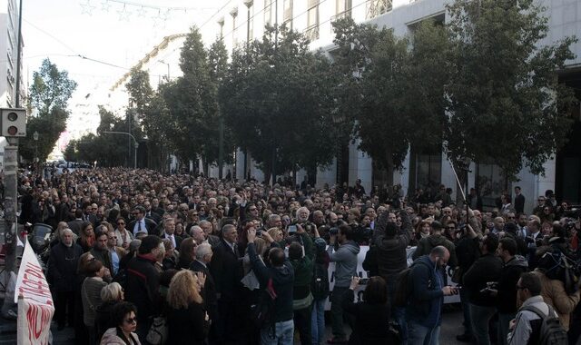 Πορεία δικηγόρων και όλων των κλάδων των νέων επιστημόνων στο κέντρο της Αθήνας