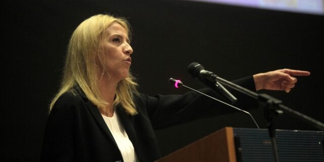 Σπείρα που χρησιμοποιεί το όνομά της για να αποσπά ποσά από πολίτες, καταγγέλει η Ρένα Δούρου
