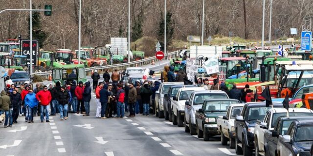 Στους δρόμους οι αγρότες. Μπλόκα σε πολλές περιοχές