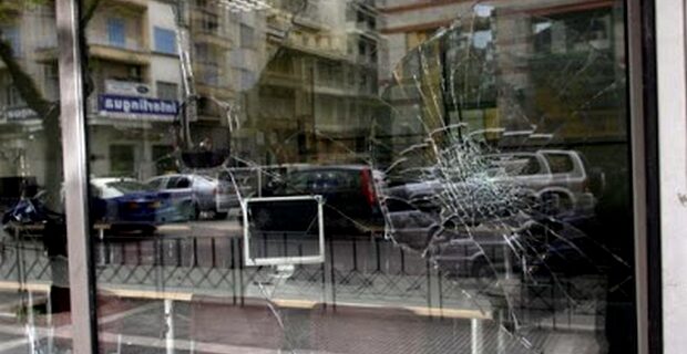 Συνελήφθη 20χρονος για φθορές σε τράπεζες στα Εξάρχεια