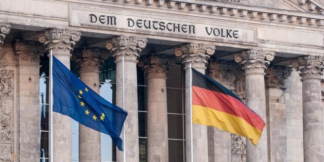 Bloomberg: Η Γερμανία προβλέπει αναδιάρθρωση του χρέους των χωρών που ζητούν βοήθεια από τον ESM