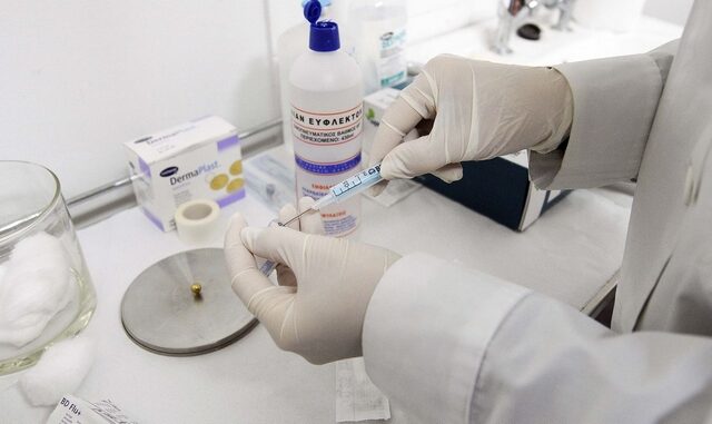 Η Γρίπη φέτος χτυπάει νέους. Συναγερμός από τα δύο πρώτα θανατηφόρα κρούσματα από τον ιό Η1Ν1