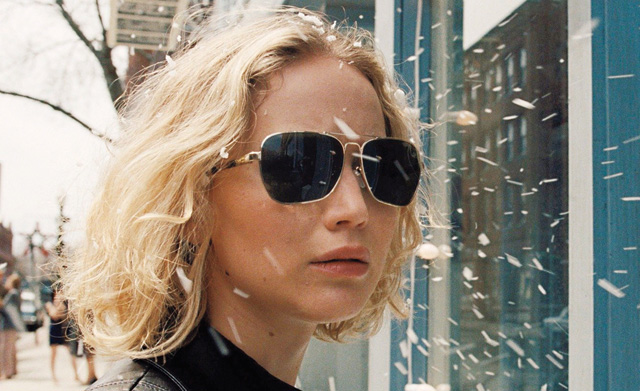Η Jennifer Lawrence κερδίζει Χρυσή Σφαίρα Α’ Γυναικείου Ρόλου με πρωταγωνιστή ένα ζευγάρι γυαλιά TOMS!
