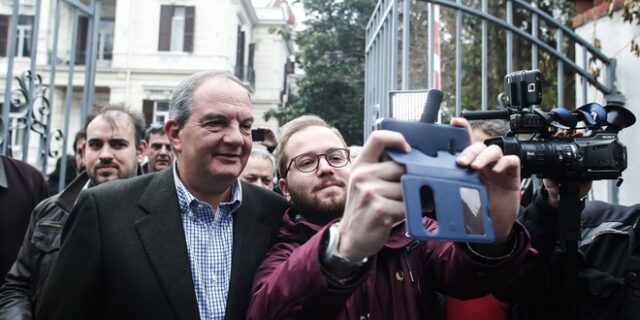 Εκλογές στη ΝΔ: Με selfie και συνθήματα υποδέχτηκαν τον Κ. Καραμανλή στη Θεσσαλονίκη
