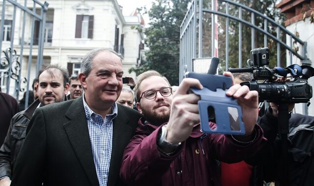 Εκλογές στη ΝΔ: Με selfie και συνθήματα υποδέχτηκαν τον Κ. Καραμανλή στη Θεσσαλονίκη