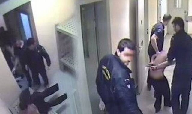 Ξεκίνησε η δίκη των σωφρονιστικών υπαλλήλων που κατηγορούνται για τον θάνατο του βαρυποινίτη Ιλία Καρέλι