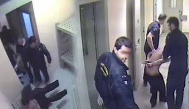 Ξεκίνησε η δίκη των σωφρονιστικών υπαλλήλων που κατηγορούνται για τον θάνατο του βαρυποινίτη Ιλία Καρέλι