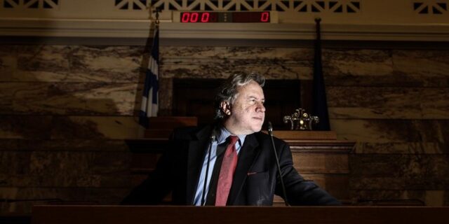 Ασφαλιστικό: Αλλάζει το σχέδιο για τις εισφορές των επαγγελματιών
